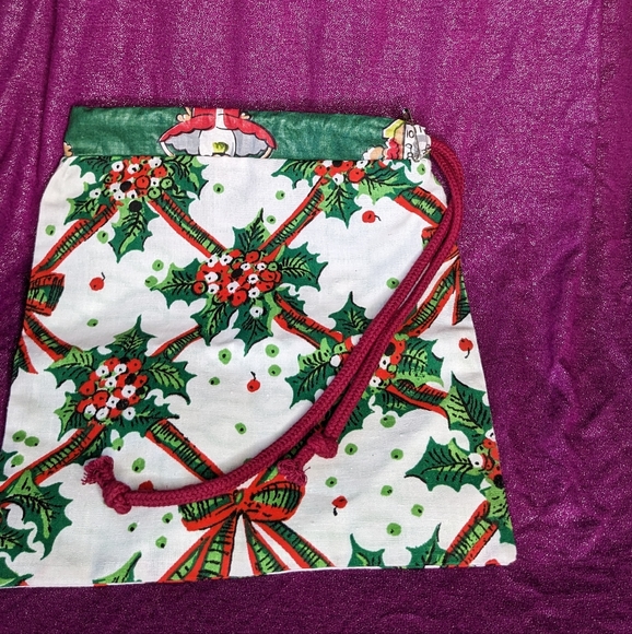 Green Reusable AND reversible lined Christmas Drawstring Giftbag - Picture 4 of 7